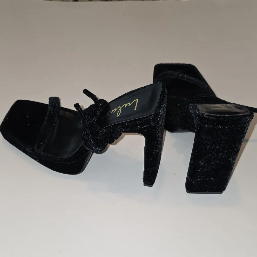 Lulus Guesty Black Velvet Lace Up Ankle Tie High Chunky Heel Size 7 Whimsigoth